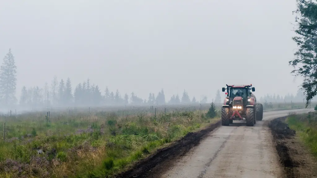 Landwirte-setzen-ihre-Maschinen-ein-um-die-Feuerwehrleute-im-Naturschutzgebiet-Hohes-Venn-weiter-gegen-einen-der-groessten-Waldbraende-der-belgischen-Geschichte-zu-unterstuetzen-Die-Bekaempfung-des-Brandes-ist-wegen-des-torfhaltigen-Bodens-in-dem-Naturschutzgebiet-besonders-schwierig