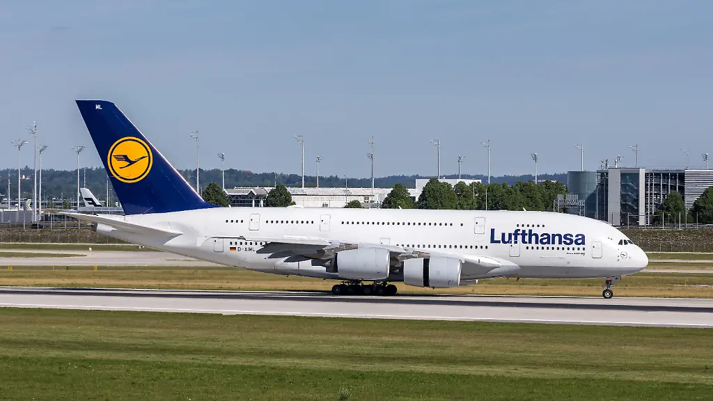 Muenchen-Deutschland-10-Juli-2026-Ein-Airbus-A380-800-Flugzeug-der-Lufthansa-mit-dem-Kennzeichen-D-AIML-auf-dem-Flughafen-Muenchen-Deutschland