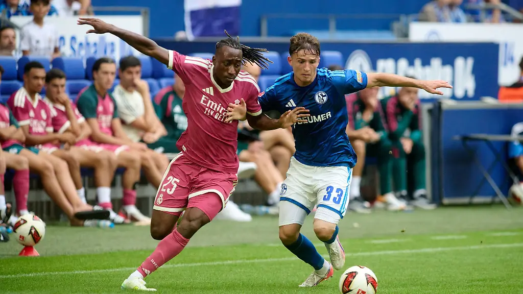 Vitalie-Becker-r-hat-einen-neuen-Vertrag-bei-Schalke-unterschrieben