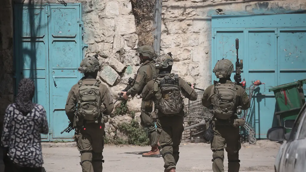 Armed-Israeli-soldiers-patrol-on-foot-through-a-market-in-the-Old-City-of-Nablus-in-the-occupied-West-Bank-on-August-9-2026-The-patrol-takes-place-amid-an-Israeli-security-presence-and-heightened-violence-and-tensions-in-the-occupied-Palestinian-territories-since-the-war-in-Gaza-began-in-October-2023