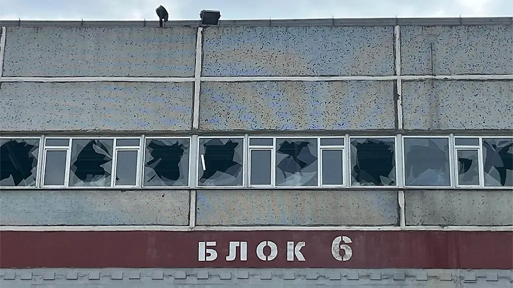 Aussenansicht-der-durch-die-Kaempfe-im-Kernkraftwerk-Saporischschja-zerstoerten-Fenster-nachdem-das-IAEA-Team-fuer-nukleare-Sicherheit-angekommen-war-Das-von-Russland-besetzte-ukrainische-Atomkraftwerk-Saporischschja-ist-erneut-von-externen-Stromversorgung-abgeschnitten-worden-Diese-ist-extrem-wichtig-fuer-die-Kuehlung-der-Brennstaebe-Der-ukrainische-Kraftwerksbetreiber-Enerhoatom-teilte-am-Montag-mit-dass-in-der-Nacht-die-letzte-Verbindungsleitung-infolge-des-Beschusses-durch-das-russische-Militaer-wieder-getrennt-worden-sei-Als-Ersatz-seien-Dieselgeneratoren-in-Betrieb-genommen-worden