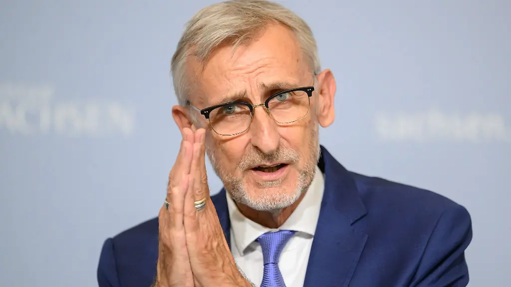 Innenminister-Armin-Schuster-CDU-haelt-mit-Blick-auf-Drohnenattacken-eine-Risikoanalyse-fuer-unverzichtbar