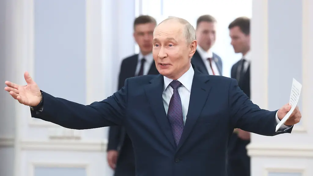 DIESES-FOTO-WIRD-VON-DER-RUSSISCHEN-STAATSAGENTUR-TASS-ZUR-VERFUeGUNG-GESTELLT-RUSSIA-ULAN-UDE-AUGUST-10-2026-Russia-s-President-Vladimir-Putin-is-seen-during-a-meeting-with-urban-development-experts-as-part-of-his-working-visit-to-the-Republic-of-Burytia