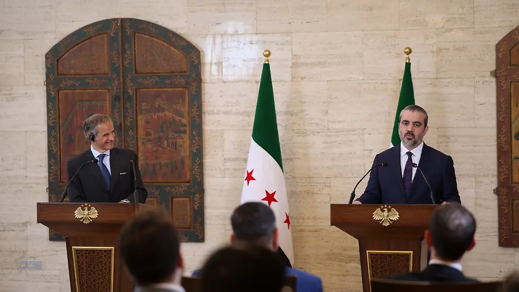 Rafael-Grossi-l-Generaldirektor-der-Internationalen-Atomenergie-Organisation-IAEA-und-der-syrische-Aussenminister-Asaad-al-Schaibani-nehmen-an-einer-Pressekonferenz-teil-Die-syrische-Regierung-laesst-das-geheime-Atomprogramm-unter-dem-frueheren-Praesidenten-al-Assad-durch-UN-Atomwaechter-aufarbeiten