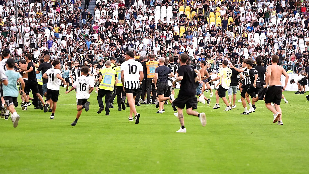 Fans-storm-the-pitch-during-the-pre-season-friendly-soccer-match-between-Juventus-and-Juventus-Next-Gen-at-the-Allianz-Stadium-in-Torino-north-west-Italy-Wednesday-August-17-2026-Soccer