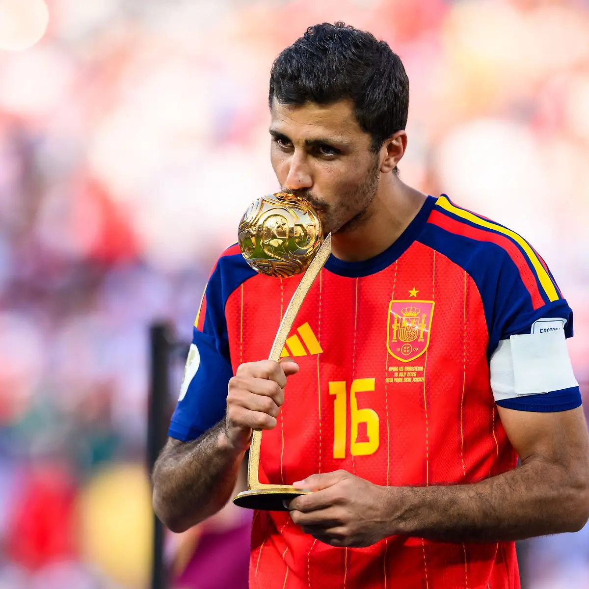 Spaniens-Weltmeisterkapitaen-Rodri-steht-kurz-vor-einem-Wechsel-zum-FC-Barcelona