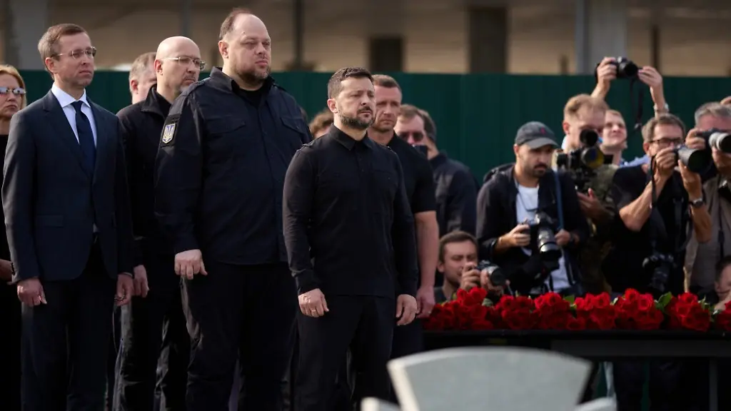 Wolodymyr-Selenskyj-M-Praesident-der-Ukraine-nimmt-auf-dem-Nationalen-Militaerfriedhof-in-der-Naehe-von-Kiew-an-der-Umbettungszeremonie-fuer-Jewhen-Konowalez-teil-links-neben-ihm-Parlamentspraesident-Ruslan-Stefantschuk-Die-Gebeine-des-umstrittenen-1938-ermordeten-ukrainischen-Nationalistenfuehrers-Konowalez-sind-in-die-Ukraine-ueberfuehrt-und-mit-einem-Staatsbegraebnis-beigesetzt-worden