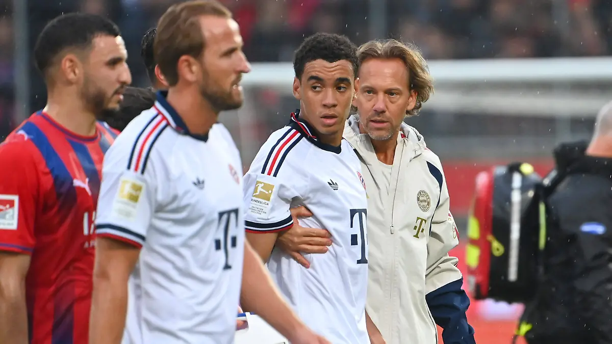Jamal-MUSIALA-Bayern-Muenchen-bricht-erneut-zusammen-Ohnmacht-wird-von-Dr-Peter-UEBLACKER-Mannschaftsarzt-FCB-vom-Platz-gefuehrt-li-Harry-KANE-Bayern-Muenchen-Fussball-Testpiel-1-FC-Heidenheim-FC-Bayern-Muenchen-2-5-am-18-08-2025-VOITH-ARENA-Jamal-MUSIALA-of-Bayern-Munich-collapses-again-faints-is-led-off-the-field-by-Dr