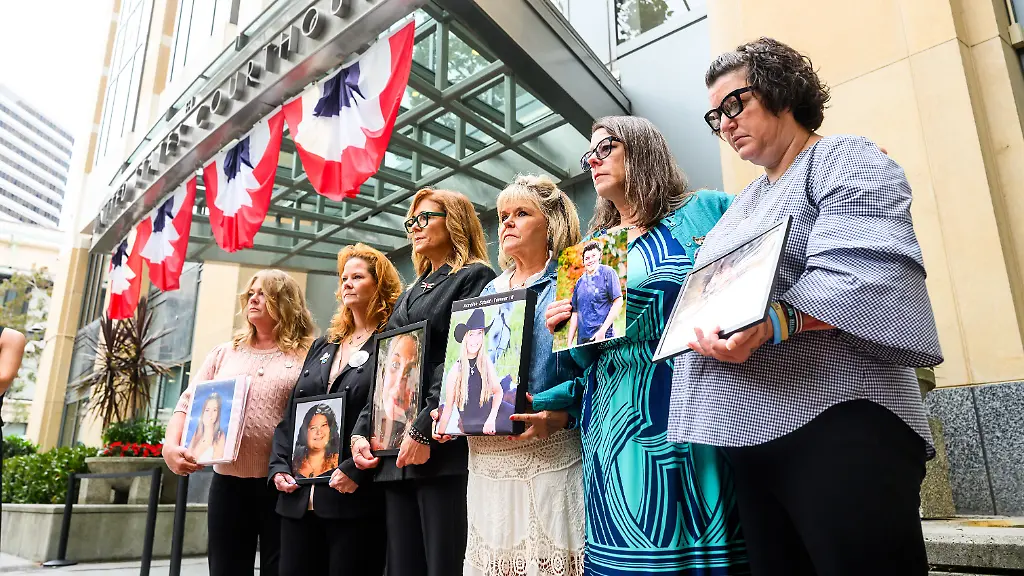 Eltern-halten-Fotos-ihrer-verstorbenen-Kinder-in-den-Haenden-waehrend-sie-vor-dem-Ronald-V-Dellums-Federal-Building-und-US-Gerichtsgebaeude-gegen-Social-Media-Plattformen-protestieren-Fuer-den-Facebook-Konzern-Meta-hat-ein-potenziell-folgenschwerer-Prozess-begonnen-in-dem-es-um-die-Nutzung-seiner-Apps-durch-Kinder-geht-Mehrere-US-Bundesstaaten-werfen-dem-Unternehmen-vor-Kinder-bewusst-zu-einer-ausufernden-Nutzung-von-Facebook-und-Instagram-verleitet-zu-haben-Zugleich-habe-Meta-Risiken-vor-Eltern-und-der-Oeffentlichkeit-verborgen-Der-Konzern-weist-die-Vorwuerfe-zurueck