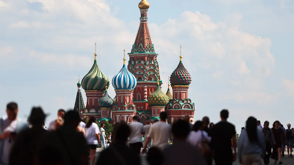 DIESES-FOTO-WIRD-VON-DER-RUSSISCHEN-STAATSAGENTUR-TASS-ZUR-VERFUeGUNG-GESTELLT-RUSSIA-MOSCOW-JULY-1-2026-People-are-seen-in-Red-Square-with-St-Basil-s-Cathedral-in-the-distsnace-According-to-the-GidroMetTsentr-weather-forecasting-agency-daytime-temperatures-reached-30-degrees-Celsius-in-the-Russian-capital-on-1-July-2026