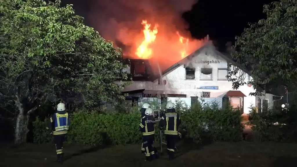 Das-Feuer-brach-im-Erdgeschoss-aus-und-erfasste-dann-das-gesamte-Gebaeude
