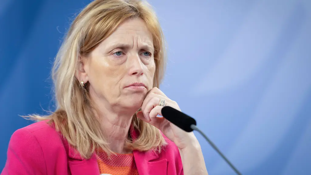 Uebergabe-von-Handlungsempfehlungen-der-Expertenkommission-Kinder-und-Jugendschutz-in-der-digitalen-Welt-am-Mittwoch-24-06-2026-an-Bundesjugendministerin-Karin-Prien-CDU-Foto-in-Berlin-56-Empfehlungen-auf-117-Seiten-umfasst-der-Abschlussbericht-der-von-Bundesfamilienministerin-Karin-Prien-eingesetzten-Expertenkommission-Kinder-und-Jugendschutz-in-der-digitalen-Welt-Ihre-Vorschlaege-richten-sich-nicht-nur-an-Gesetzgeber-und-Verwaltung-sondern-auch-an-Eltern-Bildungsinstitutionen-und-die-digitalen-Plattformen-Siehe-epd-Meldung-vom-24-06