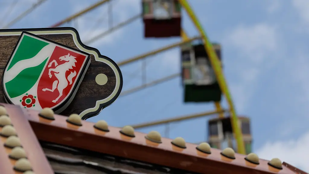 Das-Wappen-von-Nordrhein-Westfalen-ist-bei-der-Eroeffnung-der-542-Cranger-Kirmes-auf-einem-Verkaufsstand-zu-sehen