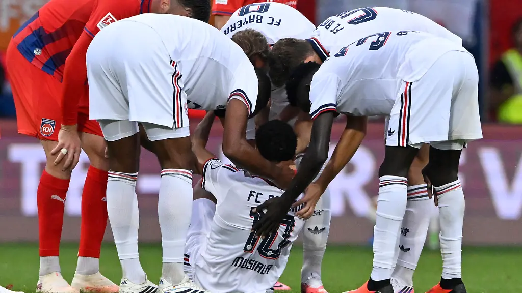 Jamal-Musiala-FC-Bayern-Muenchen-FCB-10-bricht-erneut-auf-dem-Platz-zusammen-Zusammenbruch-verletzt-Verletzung-Erschoepfung-Kollegen-eilen-zu-Hilfe-1-FC-Heidenheim-1846-FCH-vs-FC-Bayern-Muenchen-FCB-TESTSPIEL-18-08