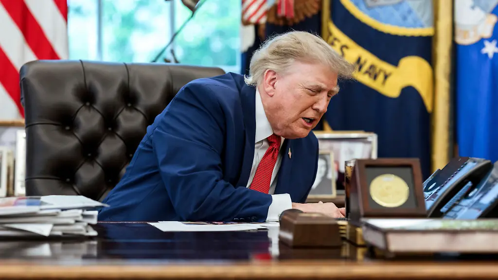 August-18-2026-Washington-Dc-United-States-U-S-President-Donald-Trump-speaks-by-phone-with-freed-Russian-hostage-U-S-Marine-veteran-Robert-Gilman-from-the-Oval-Office-of-the-White-House-August-11-2026-in-Washington-D-C-Gilman-was-freed-from-years-of-detention-in-Russia-on-humanitarian-grounds-Credit-Image-A-Joyce-N