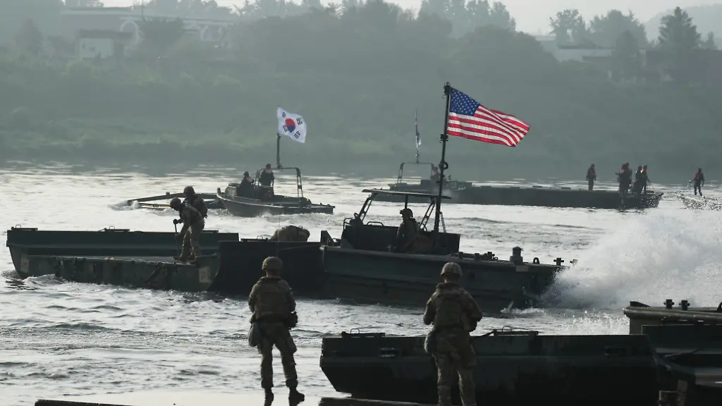 Soldaten-der-7-Pionierbrigade-des-7-Korps-der-suedkoreanischen-Armee-der-2-Infanteriedivision-der-US-Armee-und-des-11-Pionierbataillons-versuchen-eine-schwimmende-Bruecke-ueber-den-Namhan-Fluss-zu-installieren-Die-Streitkraefte-der-USA-und-Suedkoreas-fuehren-ihre-jaehrliche-grosse-Militaeruebung-Ulchi-Freedom-Shield-25-zur-Abschreckung-Nordkoreas-durch