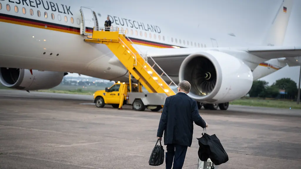 Der-Deutsche-Aussenminister-Johann-Wadephul-CDU-geht-zum-Regierungsflieger