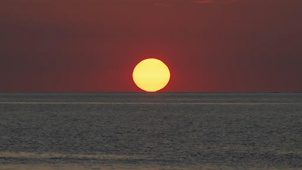Sonnenuntergang-ueber-dem-Mittelmeer-Strasse-von-Messina-Kalabrien-Italien