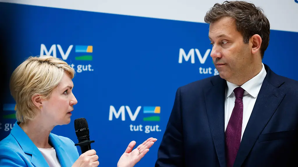 Manuela-Schwesig-SPD-l-Ministerpraesidentin-von-Mecklenburg-Vorpommern-und-Lars-Klingbeil-SPD-Bundesminister-der-Finanzen-nehmen-an-einer-Pressekonferenz-nach-der-auswaertigen-Sitzung-der-Landesregierung-Mecklenburg-Vorpommerns-in-der-Landesvertretung-Mecklenburg-Vorpommern-teil