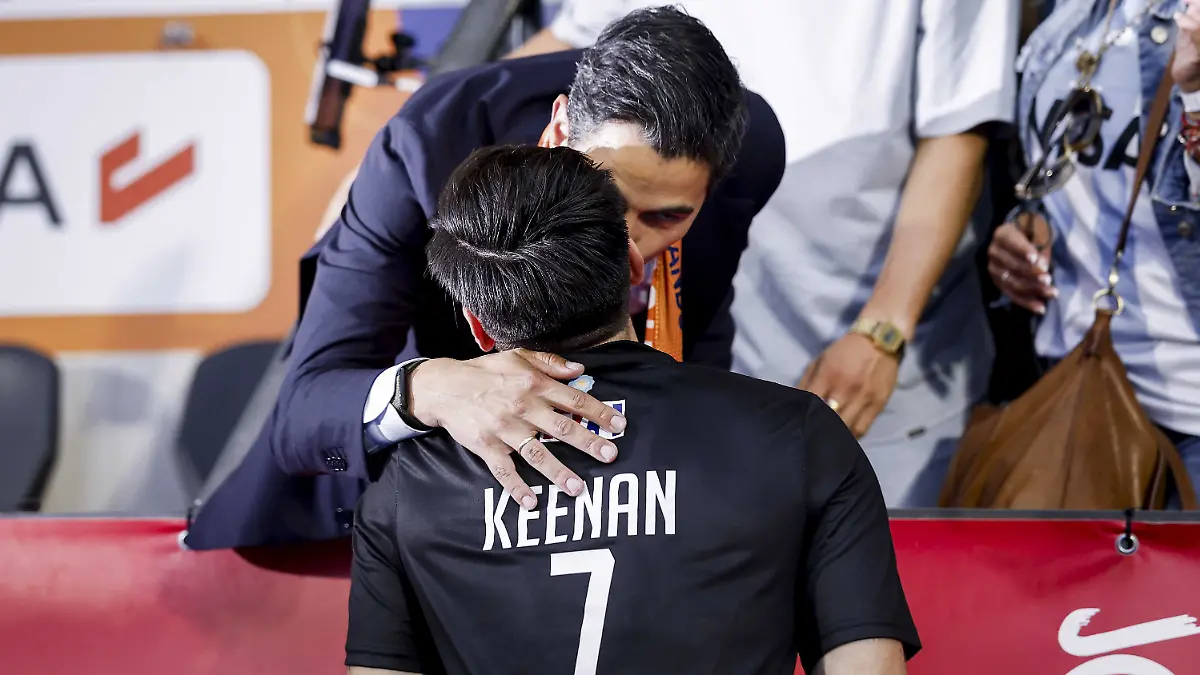 Ministerpraesident-der-Niederlande-Rob-Jetten-begruesst-seinen-Verlobten-Nicolas-Keenan-aus-Argentinien-nach-dem-Gruppenspiel-bei-der-Hockey-Weltmeisterschaft-zwischen-Argentinien-und-den-Niederlanden-im-Wagener-Stadion