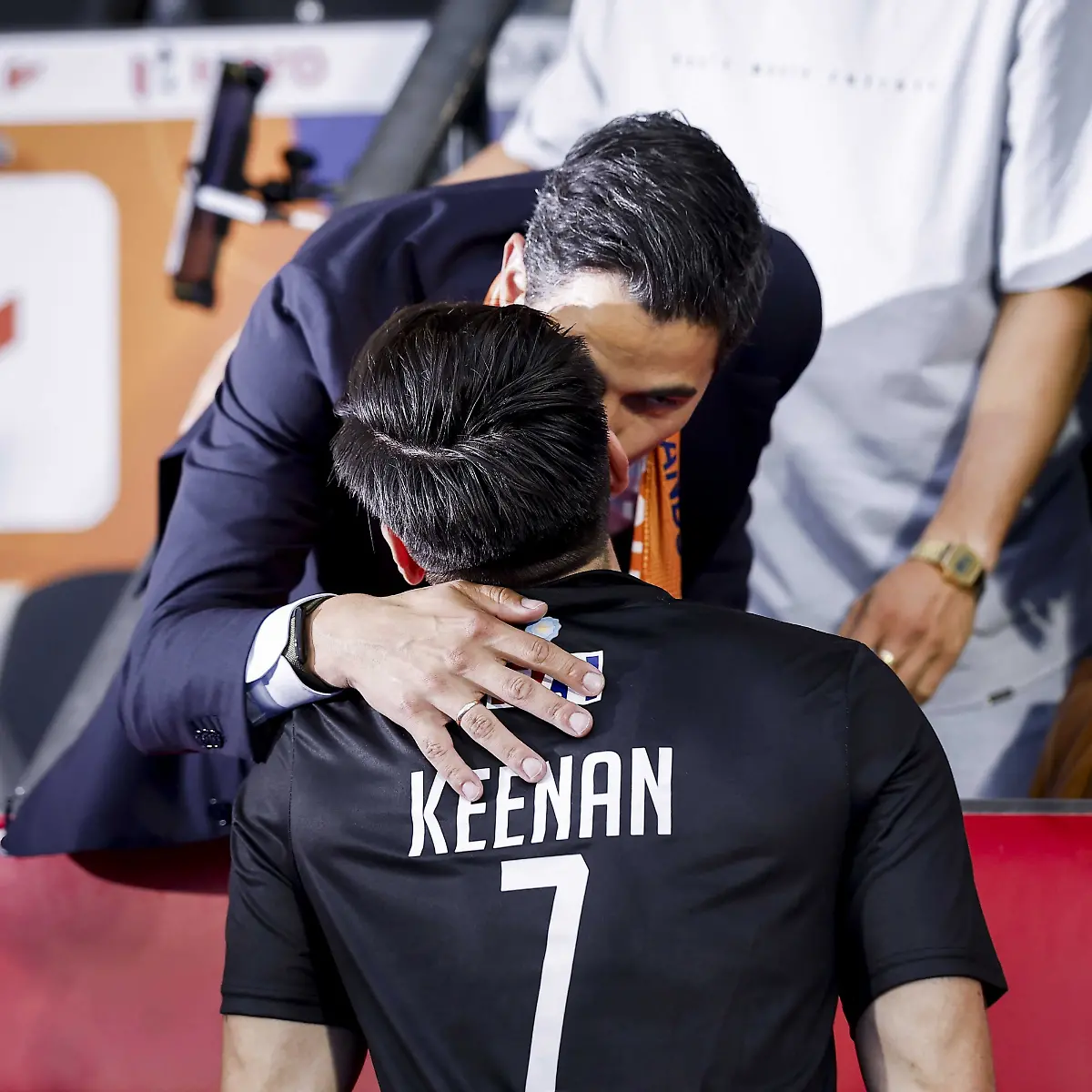 Ministerpraesident-der-Niederlande-Rob-Jetten-begruesst-seinen-Verlobten-Nicolas-Keenan-aus-Argentinien-nach-dem-Gruppenspiel-bei-der-Hockey-Weltmeisterschaft-zwischen-Argentinien-und-den-Niederlanden-im-Wagener-Stadion