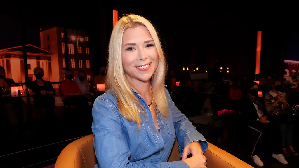 Die-fruehere-Eiskunstlaeuferin-Tanja-Szewczenko-ist-bei-der-Talkshow-Riverboat-im-TV-Studio-vom-Sender-RBB-in-Charlottenburg-zu-Gast