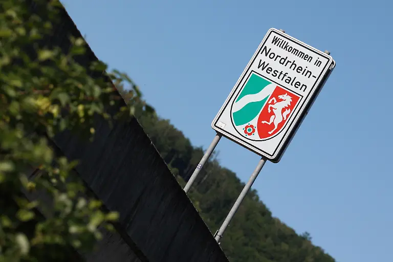 Die-Landesgrenze-bei-Mudersbach-Rheinland-Pfalz-Nordrhein-Westfalen-ein-Schild-zeigt-auf-der-HTS-Huettentalstrasse-Huettentalstrasse-Willkommen-in-Nordrhein-Westfalen-Landesgrenze-am-26-05-2026-in-Mudersbach-Deutschland