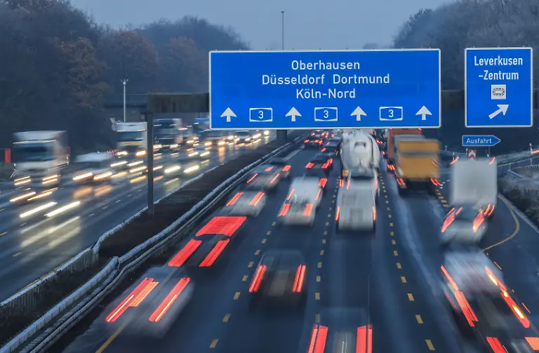 ARCHIV-16-12-2022-Nordrhein-Westfalen-Leverkusen-Kraftfahrzeuge-fahren-am-Morgen-auf-der-Autobahn-A3-ueber-den-Koelner-Ring-in-der-Naehe-des-Autobahnkreuz-Koeln-Nord