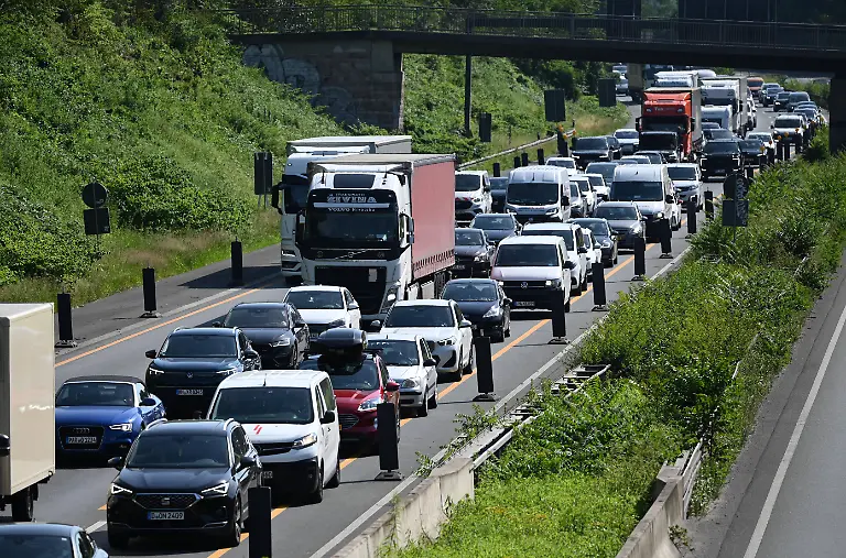 Stau-auf-der-Autobahn-A-3-bei-Duisburg-in-Fahrtrichtung-Nord-vor-dem-Kreuz-Kaiserberg-zwischen-Duisburg-Wedau-und-kaiserberg-Duisburg-am-24-06