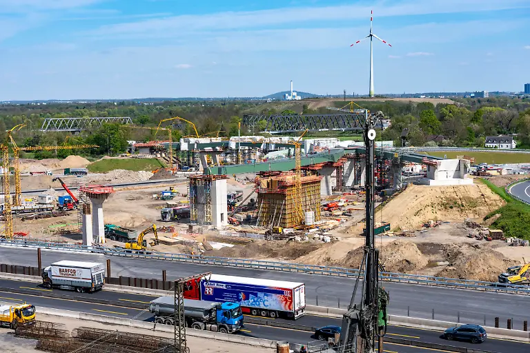 Neubau-von-Stahlbruecken-Teilen-am-Autobahnkreuz-Duisburg-Kaiserberg-kompletter-Um-und-Neubau-des-Kreuz-der-A40-und-A3-im-Vordergrund-alle-Bruecke-Rampen-Fahrbahnen-werden-erneuert-und-teils-erweitert-8-Jahre-Bauzeit-ebenso-erneuert-werden-dort-verlaufende-Eisenbahnbruecken-NRW-Deutschland