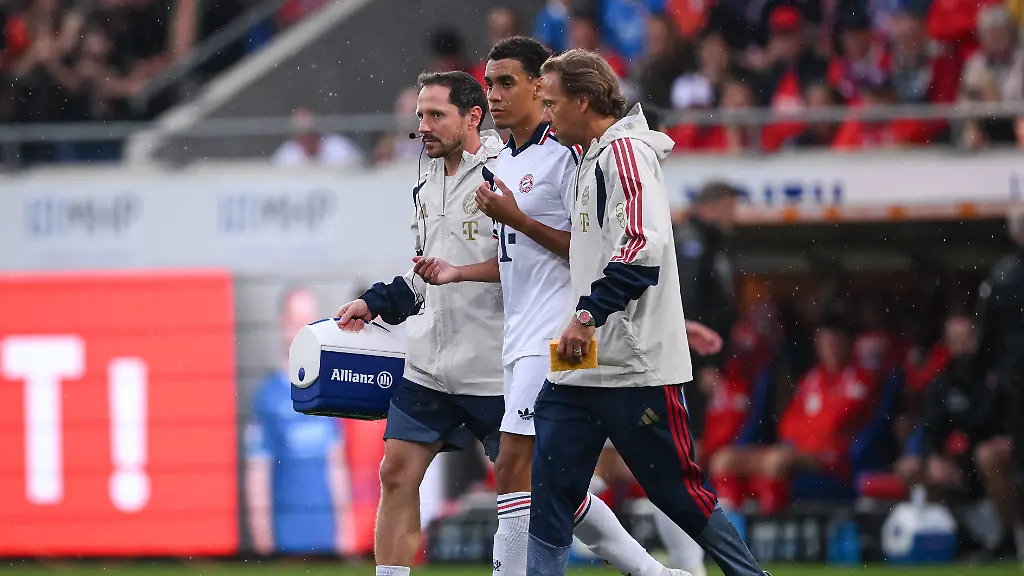 Fussball-Testspiel-1-Bundesliga-2026-2027-18-08-2026-1-FC-Heidenheim-FC-Bayern-Muenchen-Jamal-Musiala-Mitte-FC-Bayern-Muenchen-erneut-mit-einer-Kreislaufzusammenbruch-wird-von-Mannschaftsarzt-Dr-Peter-Ueblacker-re-FC-Bayern-Muenchen-vom-Platz-gefuehrt-Soccer-Friendly-Match-1-Bundesliga-20262027-August-18-2026-1-FC-Heidenheim-vs-FC-Bayern-Munich-Jamal-Musiala-center-FC-Bayern-Munich-suffers-another-circulatory-collapse-team-doctor-Dr