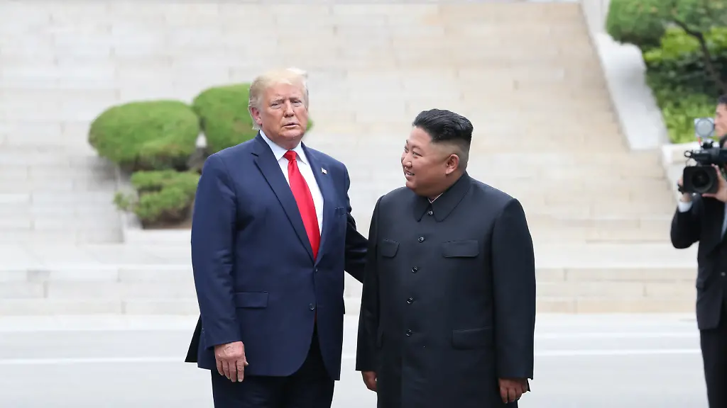Donald-Trump-l-Praesident-der-USA-und-Nordkoreas-Machthaber-Kim-Jong-Un-treffen-sich-in-der-entmilitarisierten-Zone-DMZ-an-der-innerkoreanischen-Grenze-im-noerdlichen-Teil-von-Panmunjom-im-Jahr-2019