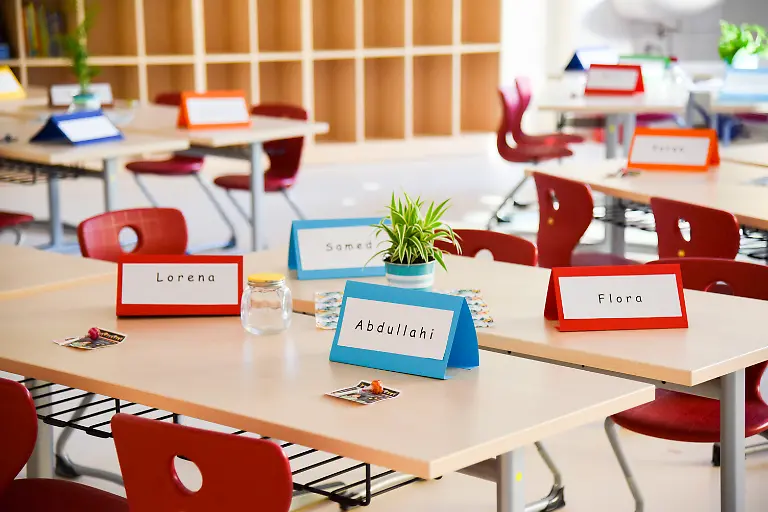 Die-neue-Grundschule-an-der-Kastanienallee-startet-heute-NUR-FUeR-REDAKTIONELLE-ZWECKE-EDITORIAL-USE-ONLY-Namensschilder-stehen-am-Mittwoch-den-12-August-2020-auf-den-Tischen-der-Erstklaessler-der-neuen-Grundschule-an-der-Kastanienallee-in-Velbert-Heute-startet-dort-der-Schulbetrieb-die-Ersties-kommen-erst-morgen-zur-Einschulung