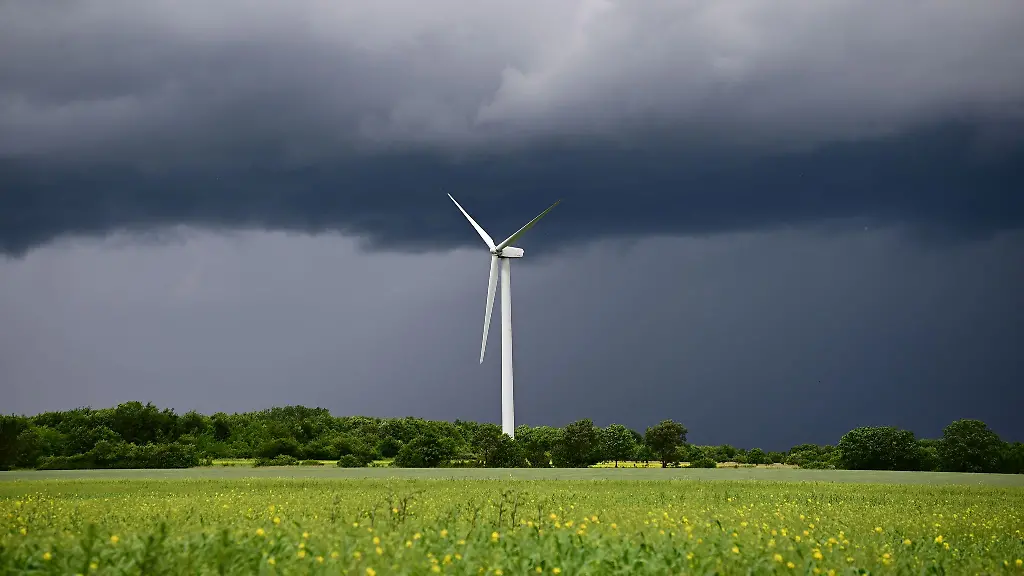 Bis-Mittwochmittag-muessen-die-Menschen-in-Niedersachsen-und-Bremen-sich-auf-Regen-und-Gewitter-einstellen-dann-lockert-es-auf