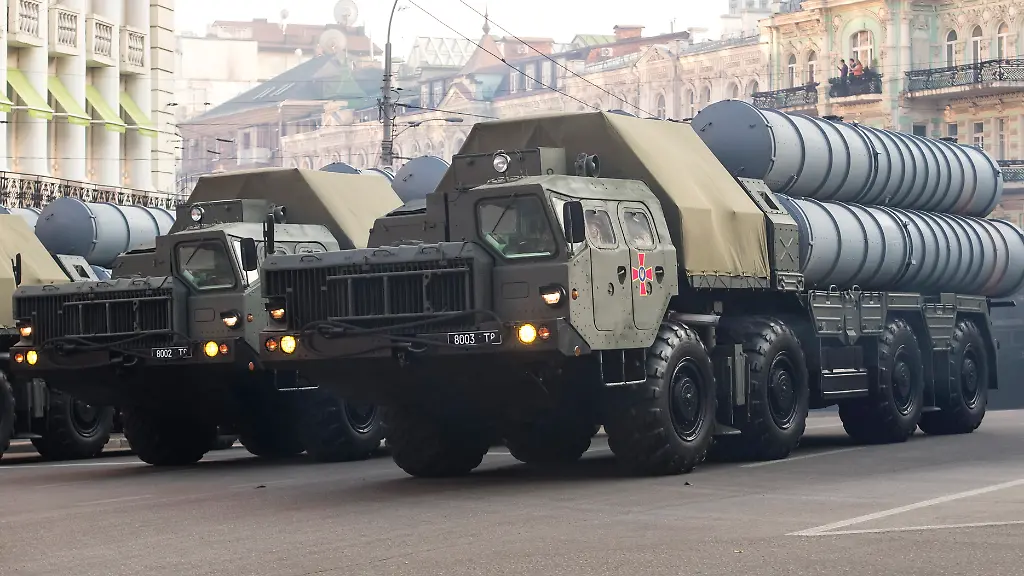 Ukrainian-S-300-air-defense-system-during-a-rehearsal-for-the-Independence-Day-military-parade-in-central-Kyiv-Ukraine-August-20-2021