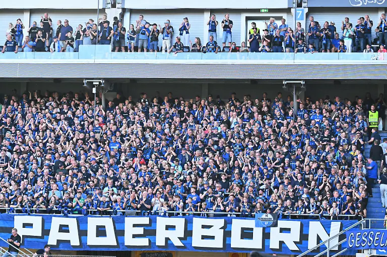 Fussball-Maenner-Bundesliga-Relegation-SC-Paderborn-07-VfL-Wolfsburg-Relegation-Rueckspiele-Home-Deluxe-Arena-Fans-von-SC-Paderborn-07-stehen-auf-der-Tribuene-und-jubeln