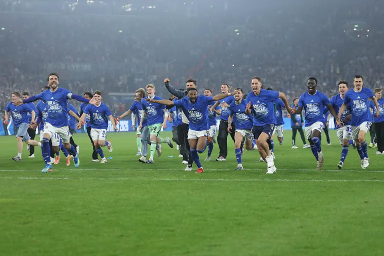 Fussball-2-Bundesliga-32-Spieltag-FC-Schalke-04-Fortuna-Duesseldorf-am-02-05-2026-in-der-Veltins-Arena-in-Gelsenkirchen-Schalker-Spieler-feiern-den-Aufstieg-DFL-regulations-prohibit-any-use-of-photographs-as-image-sequences-and-or-quasi-video