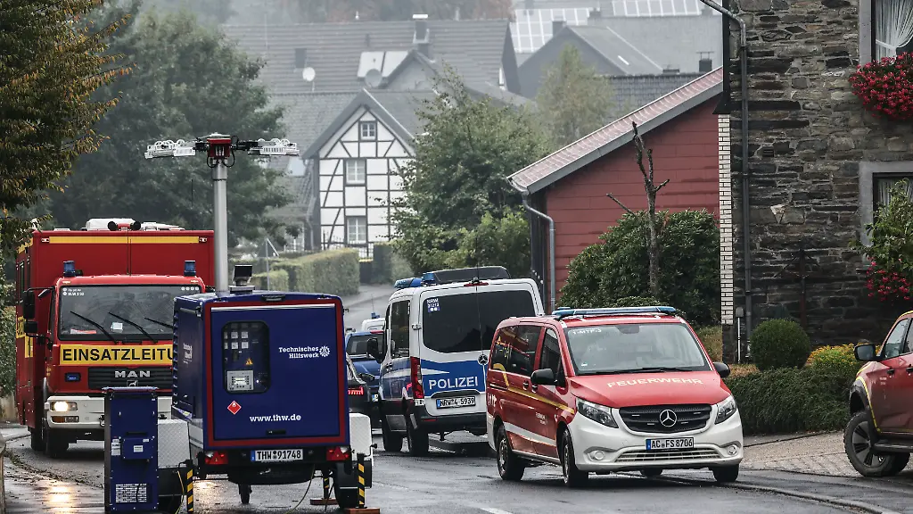 Einsatzfahrzeuge-der-Feuerwehr-der-Polizei-und-des-Technischen-Hilfswerks-THW-stehen-im-Ortsteil-Kalterherberg-in-der-Staedteregion-Aachen-am-Strassenrand-Im-belgischen-Naturschutzgebiet-Hohes-Venn-dauert-der-Kampf-gegen-die-Flaechenbraende-an-Beteiligt-sind-auch-deutsche-Einsatzkraefte-die-von-der-Eifelstadt-Monschau-aus-agieren