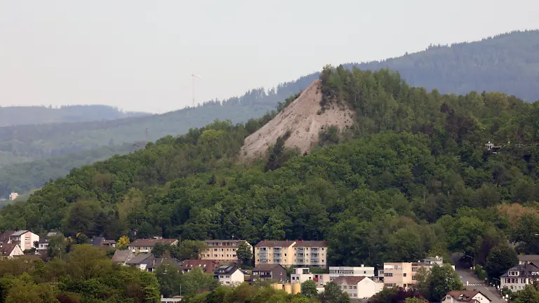 Blick-ins-Huettental-Huettental-aus-dem-Schlosspark-vom-Oberen-Schloss-Im-Bild-der-Monte-Schlacko-Schlackenhalde-Fruehling-Fruehling-im-Siegerland-am-15-05-2024-in-Siegen-Deutschland