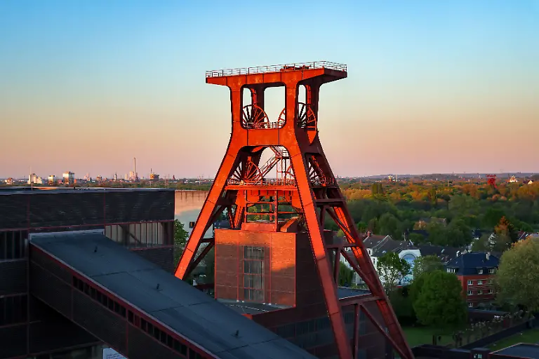Essen-Ruhrgebiet-Nordrhein-Westfalen-Deutschland-Zeche-Zollverein-UNESCO-Welterbe-Zollverein-Foerderturm