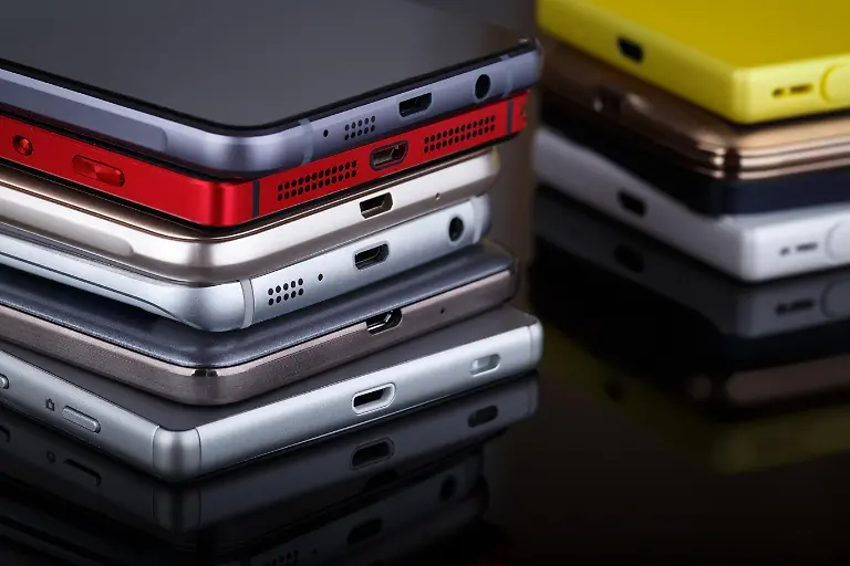 Mobile-phone-wireless-communication-technology-and-mobility-business-office-concept-group-of-smartphones-on-black-background