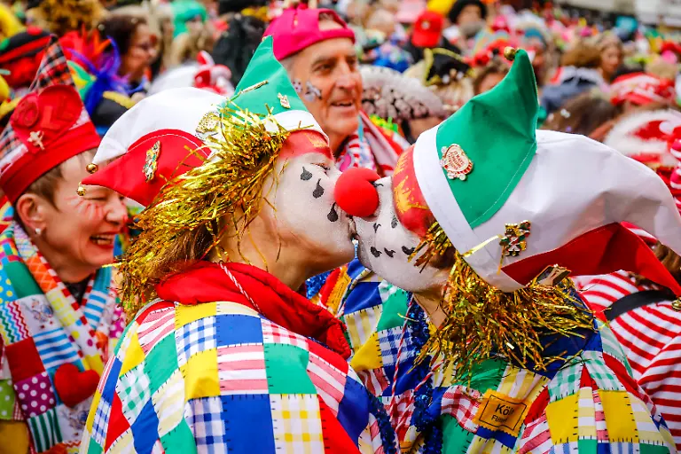 Bunt-kostuemierte-Karnevalisten-feiern-Karneval-in-Koeln-an-Weiberfastnacht-wird-auf-dem-Alter-Markt-traditionell-der-Strassenkarneval-eroeffnet-der-dann-am-Rosenmontag-seinen-Hoehepunkt-findet-Koeln-Rheinland-Nordrhein-Westfalen-Deutschland
