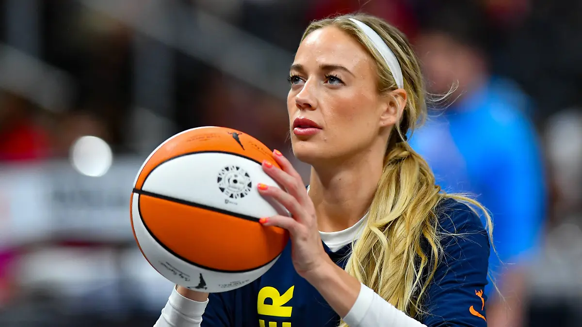 ATLANTA-GA-AUGUST-16-Sophie-Cunningham-8-of-Indiana-warms-up-prior-to-the-start-of-the-WNBA-Basketball-Damen-USA-game-between-the-Indiana-Fever-and-the-Atlanta-Dream-on-August-16th-2026-at-State-Farm-Arena-in-Atlanta-GA