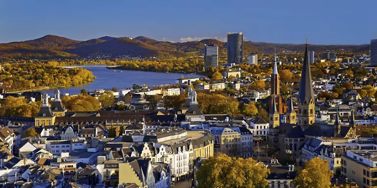 Herbstlicher-Panoramablick-vom-Stadthaus-auf-den-Bonner-Muenster-den-Posttower-den-Rhein-und-das-Siebengebirge-Bonn-Nordrhein-Westfalen-Deutschland