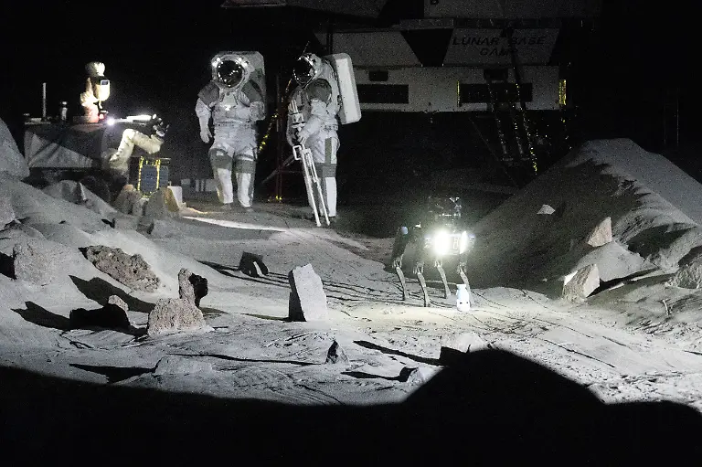 ARCHIV-25-09-2024-Nordrhein-Westfalen-Koeln-Zwei-Astronauten-simulieren-eine-Trainingseinheit-in-der-Luna-Halle-im-Rahmen-der-Eroeffnungsfeierlichkeiten-im-Europaeischen-Astronautenzentrum-EAC-der-Esa-Nach-Angaben-der-Europaeischen-Weltraumagentur-Esa-handelt-es-sich-um-eine-weltweit-einzigartige-Trainingseinrichtung-die-sogar-Mondstaub-und-reduzierte-Schwerkraft-simuliert-Hier-wird-fuer-die-Landung-auf-dem-Mond-trainiert