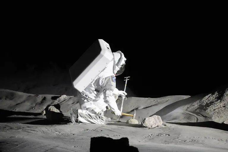 Ein-Astronaut-simuliert-eine-Trainingseinheit-in-der-neuen-Luna-Halle-im-Rahmen-der-Eroeffnungsfeierlichkeiten-im-Europaeischen-Astronautenzentrum-EAC-der-ESA-Nach-Angaben-der-Europaeischen-Weltraumagentur-ESA-handelt-es-sich-um-eine-weltweit-einzigartige-Trainingseinrichtung-die-sogar-Mondstaub-und-reduzierte-Schwerkraft-simuliert