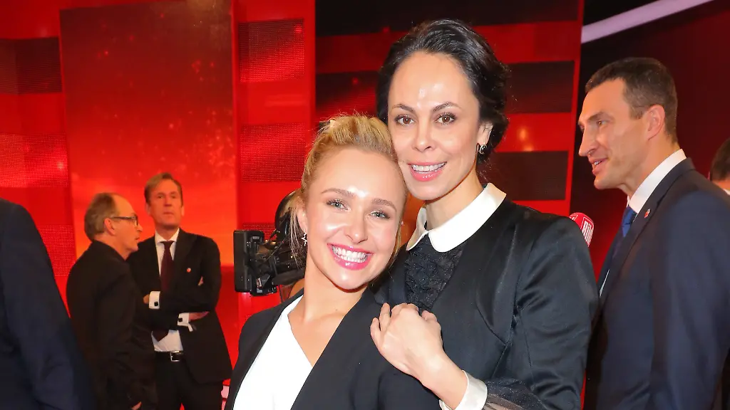 Ein-Herz-fuer-Kinder-05-11-2015-Wladimir-Klitschko-Ehefrau-Schauspielerin-Hayden-Leslie-Panettiere-Vitali-Klitschko-Ehefrau-Natalia-Egorowa-im-Hangar-7-des-Flughafen-Tempelhof-Platz-der-Luftbruecke-5-Berlin-bei-der-Charity-Gala-Veranstaltung-Ein-Herz-fuer-Kinder-05-12