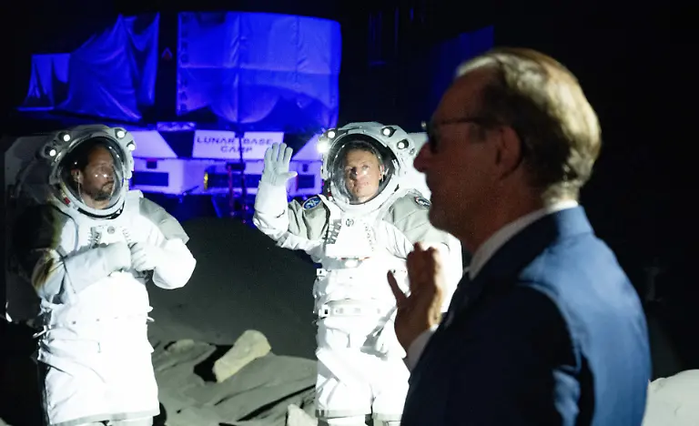 Astronaut-Matthias-Maurer-M-begruesst-die-Gaeste-neben-Josef-Aschbacher-Generaldirektor-Europaeische-Weltraumorganisation-in-der-neuen-Luna-Halle-im-Rahmen-der-Eroeffnungsfeierlichkeiten-im-Europaeischen-Astronautenzentrum-EAC-der-ESA-Nach-Angaben-der-Europaeischen-Weltraumagentur-ESA-handelt-es-sich-um-eine-weltweit-einzigartige-Trainingseinrichtung-die-sogar-Mondstaub-und-reduzierte-Schwerkraft-simuliert