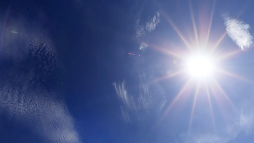 Gleissende-Sonne-am-Himmel-Symbolfoto-Hitzewelle-Fotomontage