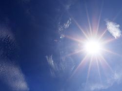 Gleissende Sonne Am Himmel Symbolfoto Hitzewelle Fotomontage